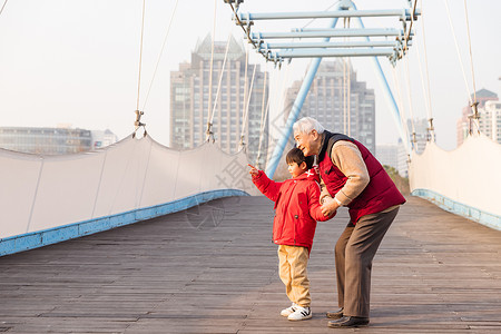 祖孙情爷爷和孙子在桥上看风景图片