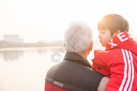 祖孙情夕阳下爷爷抱孙子图片