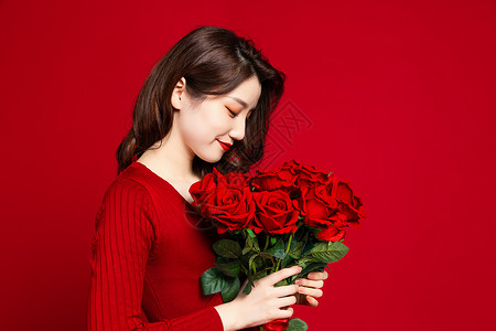 模特侧面手捧玫瑰花的女生背景