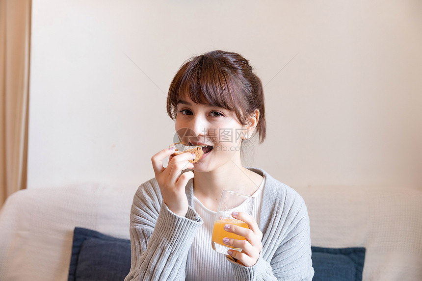 居家女性吃早餐图片