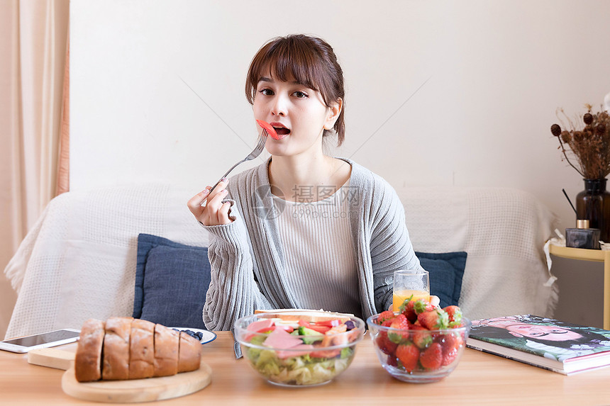 居家女性吃沙拉图片