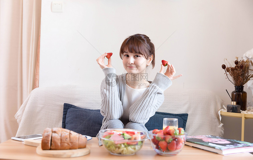 居家女性吃水果图片