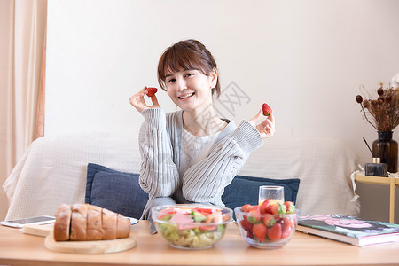 卡通草莓人物居家女性吃水果背景