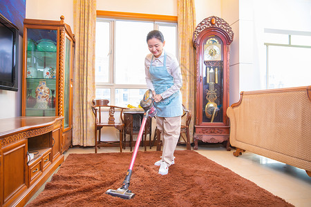 吸尘器图片保洁员清洁地毯背景