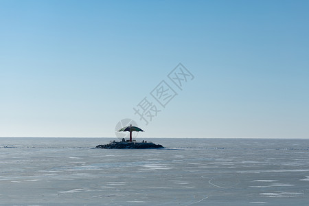 海里一个小岛结冰的呼伦湖背景