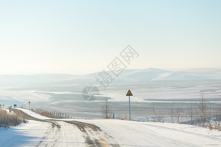 曲折蜿蜒的雪地公路背景图片