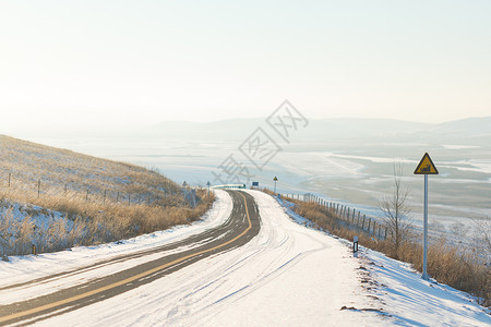 曲折蜿蜒的雪地公路背景图片