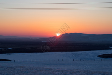 雪原温暖夕阳日落背景图片
