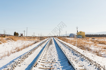 下雪的火车轨道图片