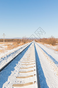 下雪的火车轨道图片