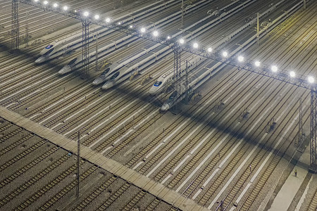 俯瞰春运期间高铁站进站的动车图片