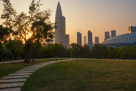 夕阳下的深圳地标建筑春笋大楼高清图片