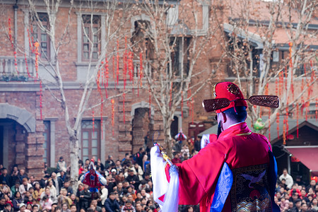 新年财神爷春节看财神表演的人群背景