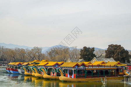 北京颐和园湖面上停靠的船图片