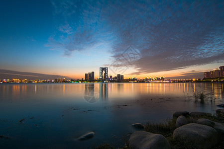 苏州夜晚苏州地标东方之门背景