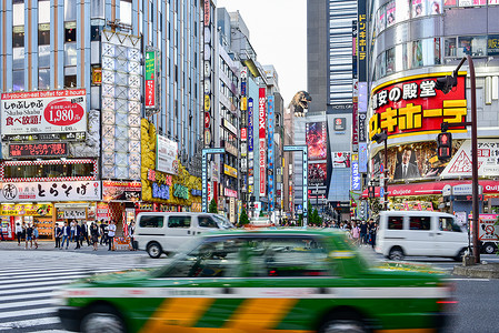 川流五彩斑斓的东京街头背景