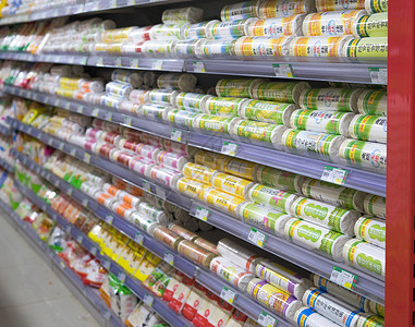 消费降级超市货架面条背景
