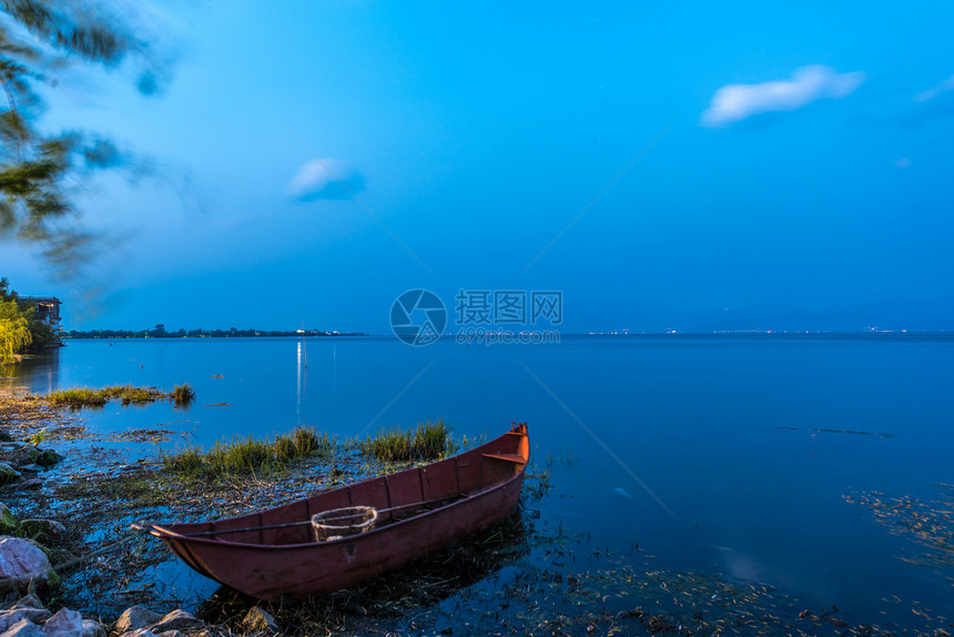 云南大理洱海夜景图片