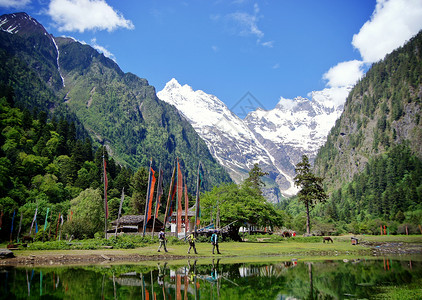 凯梅里云南德钦梅里雪山神湖背景