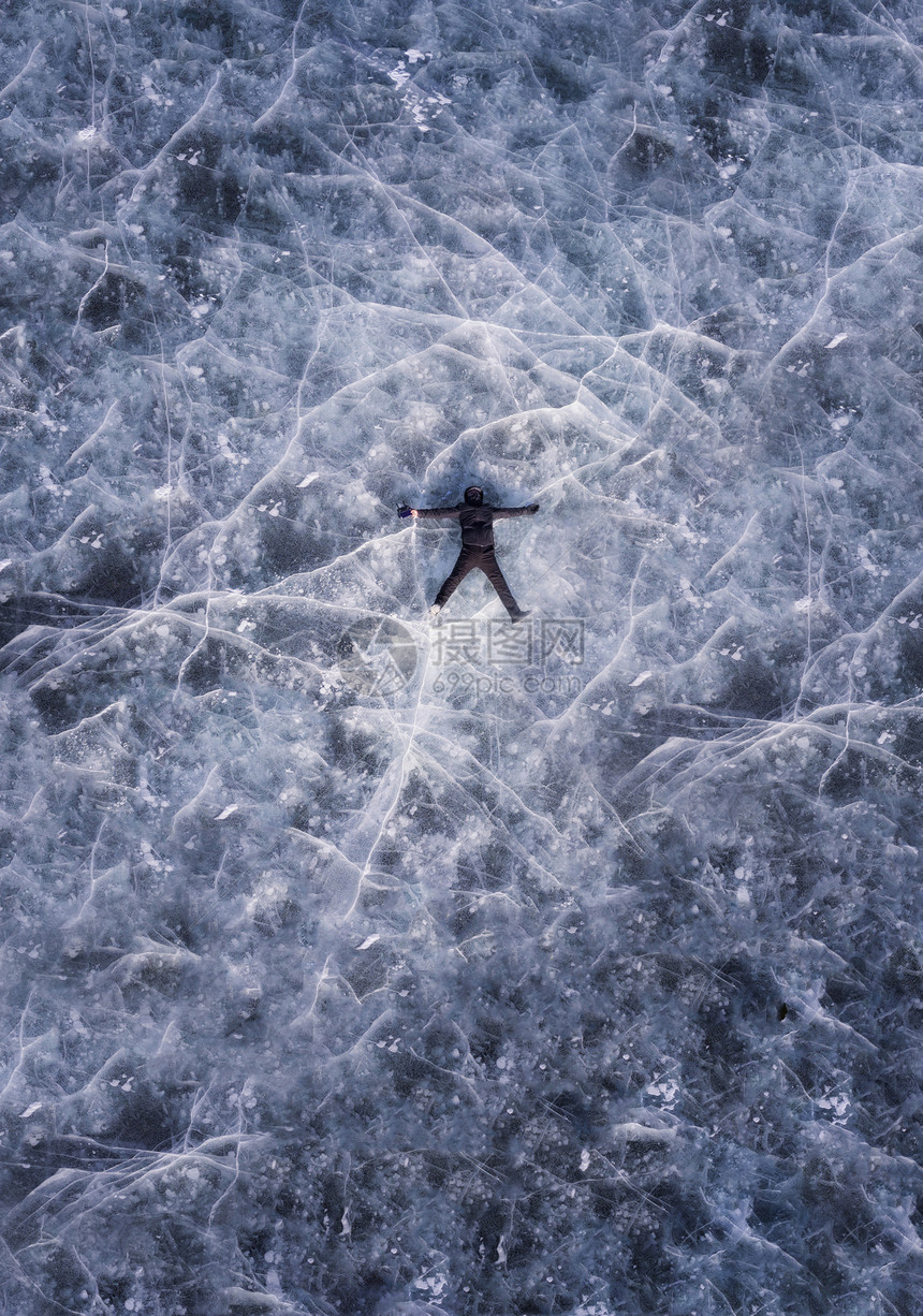 躺在冰面上的人图片