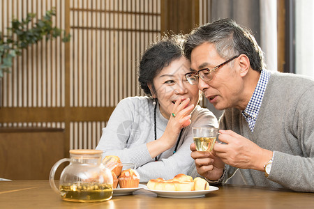 老年夫妇喝茶聊天图片