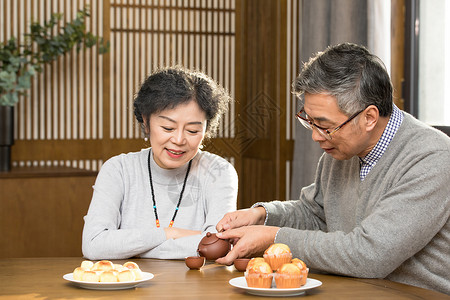 老年夫妇喝茶聊天图片