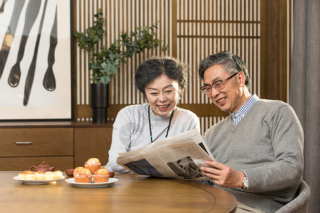 看报纸老人老年夫妻看报纸背景