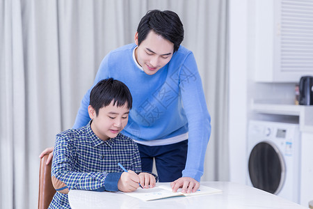 家长学习爸爸辅导儿子做作业背景