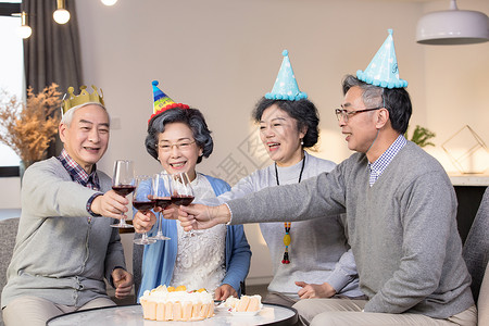 老年朋友相聚庆祝生日高清图片