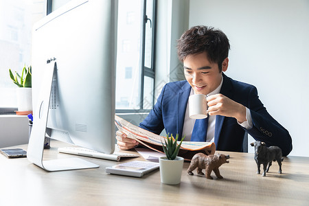 商务男士办公室看报纸图片