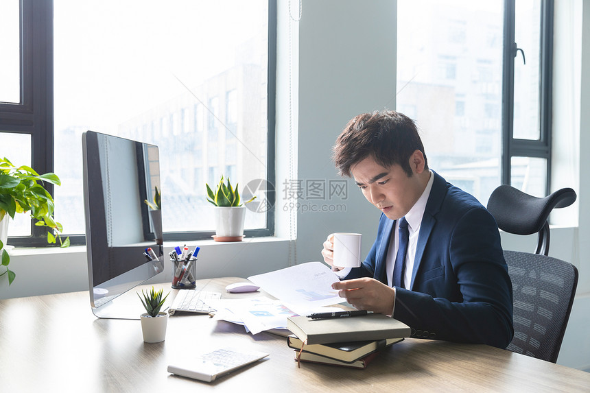 商务男士办公室工作图片