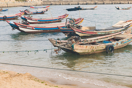 厦门原生态渔村停靠海边的渔船背景