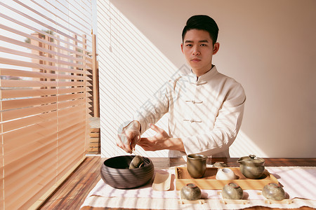 男性茶艺师洗茶杯背景图片