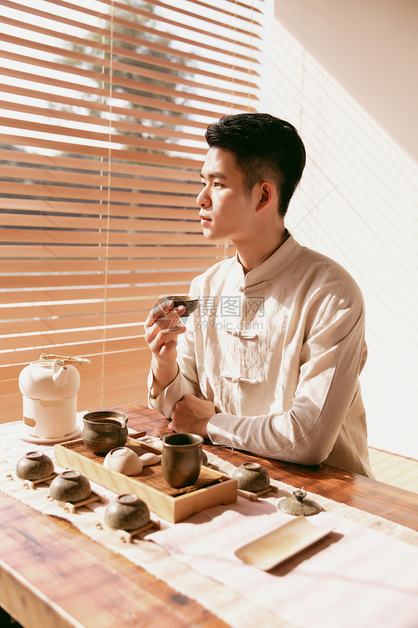 男性茶艺师图片