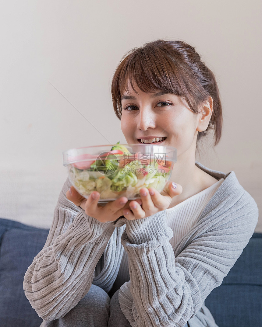 居家女性吃早餐图片