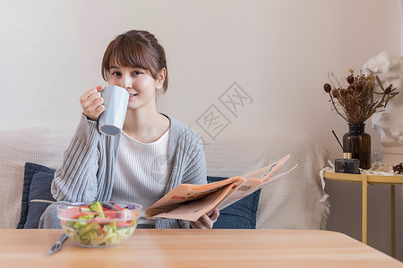 女孩看报纸居家女性看报纸背景