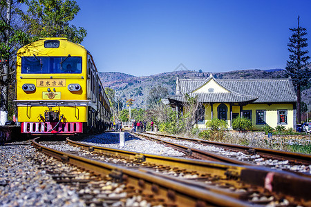 黄色的火车云南建水团山小火车背景