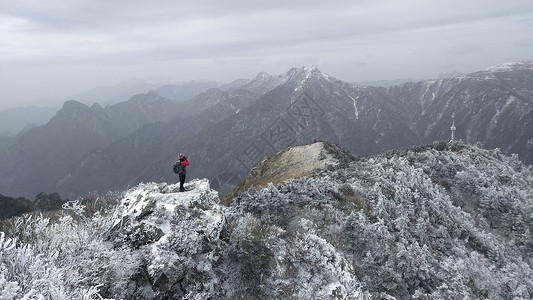 雪山上拍照的人背景图片