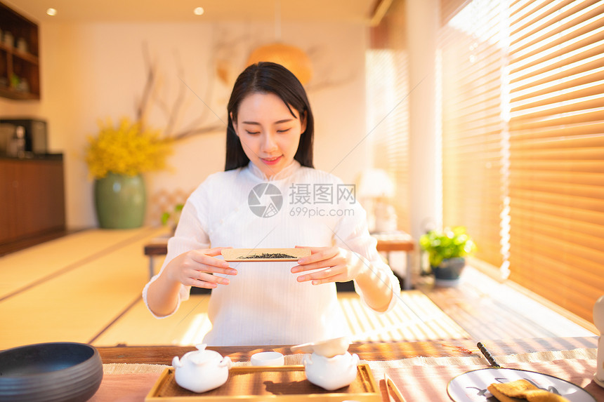 女生手拿茶叶图片