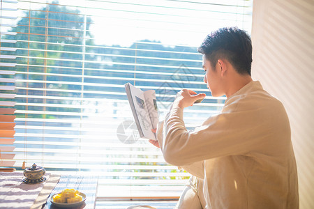 古装男生饮茶看书背景图片