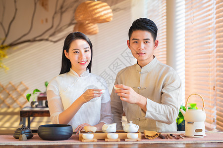 青年男女饮茶图片