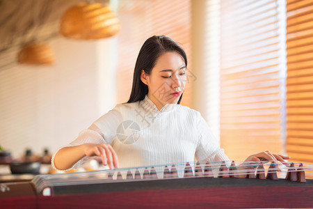 女生弹古筝背景图片