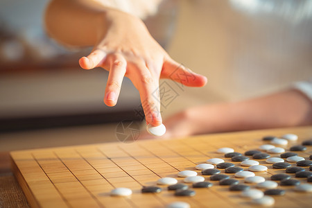 手板子手执棋子下棋背景