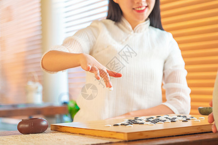 女生下棋背景图片