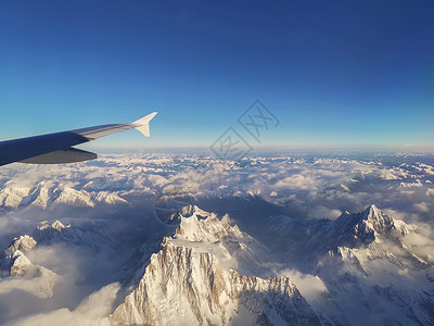 飞机上的景色飞机去往林芝的雪山背景