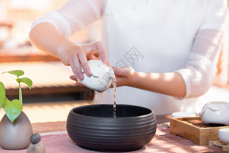 茶艺师茶道滤茶高清图片