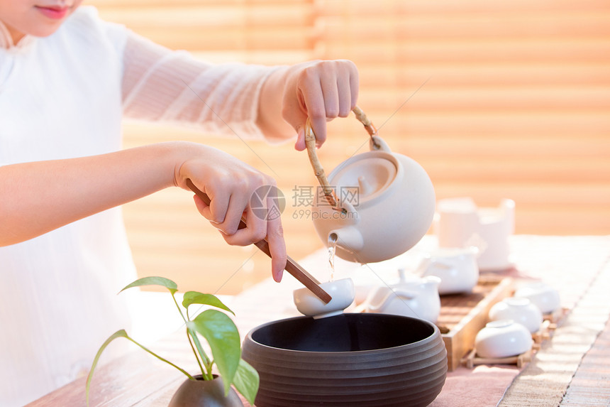 茶艺师清洗茶杯图片