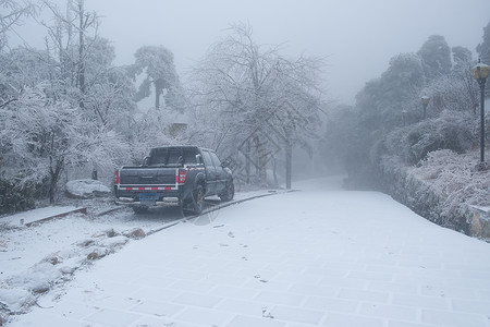大雪覆盖的道路和抛锚的汽车背景图片