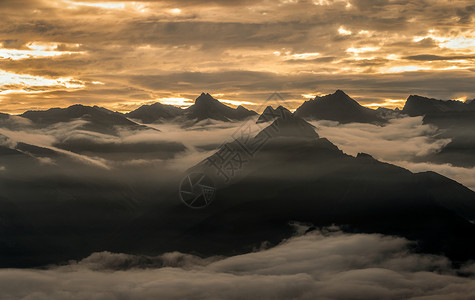 托瓦达牛背山云海日出云层背景