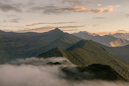 列瓦达达瓦更扎群山云海日出云层背景